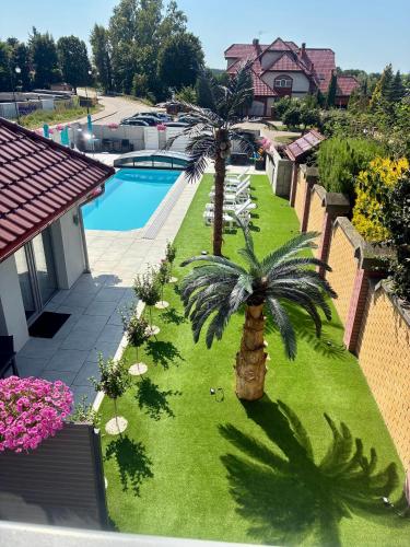 an overhead view of a yard with palm trees and a swimming pool at Apartamenty AQUA MAZURY in Ełk
