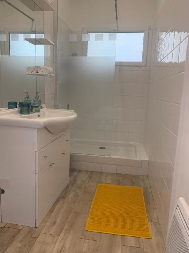 Et badeværelse på Mistral bedroom