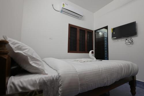 Ein Bett oder Betten in einem Zimmer der Unterkunft AK Residency Auroville