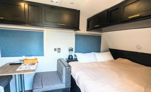 een slaapkamer met een bed, een bureau en kasten bij BASE 1901 - Vacation STAY 88754v in Minamiboso