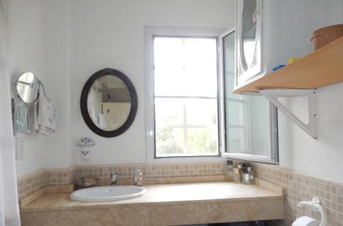 baño con lavabo y ventana en Country La Arboleda en Mundo Nuevo