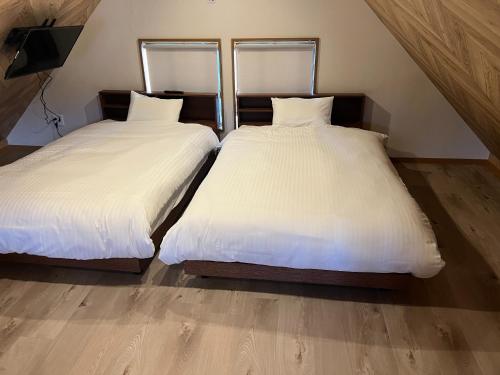 twee bedden naast elkaar in een kamer bij BOTH ISUMI - Vacation STAY 06710v in Isumi