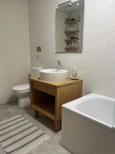 ein Badezimmer mit Waschbecken, Badewanne und Toilette in der Unterkunft Les Jardins suspendus in Angoulême