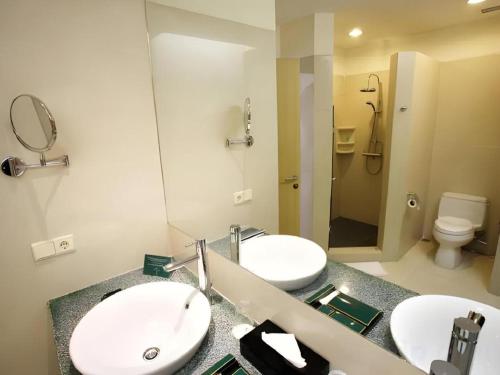 Et badeværelse på Sintesa Peninsula Hotel