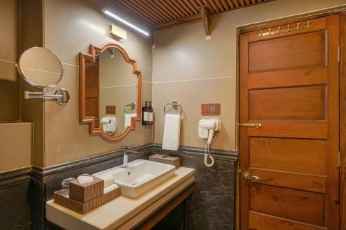 Et badeværelse på BluSalzz Terrah Hills Resort, Dalhousie