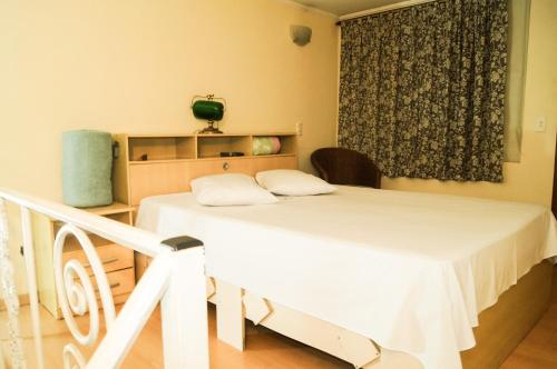 Llit o llits en una habitació de Cumbipar King Hotel