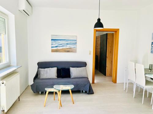 een woonkamer met een bank en een tafel bij Apartmani Cassiopeia in Murine
