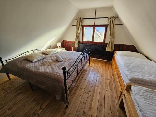 a bedroom with two beds and a window at Rodinná chata Alexa, Beskydy in Prostřední Bečva