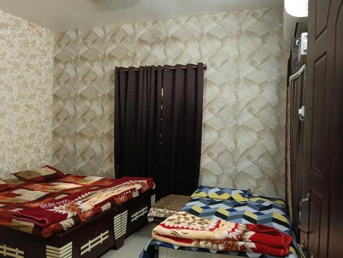 En eller flere senge i et værelse på Vardaan Paying Guest House