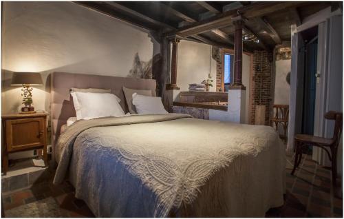 una camera da letto con un letto e un tavolo con una lampada di Kathedraalhuis ad Anversa