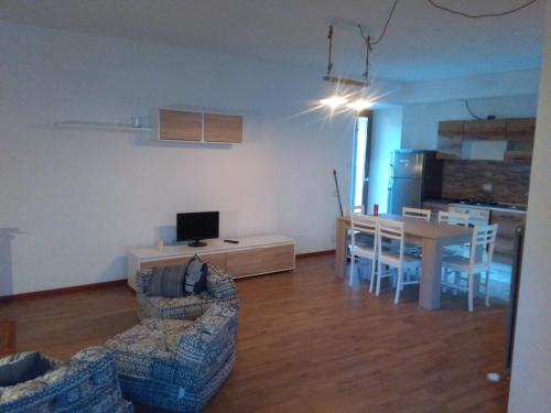 un soggiorno con un divano e un tavolo da pranzo di La lanterna a Drena