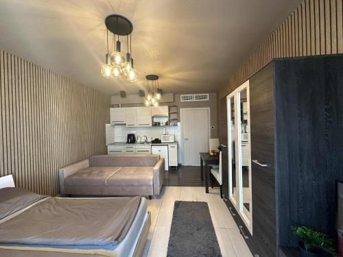 En eller flere senge i et værelse på LUX CENTRAL APARTMAN WITH FRee PRIVATE PARKING