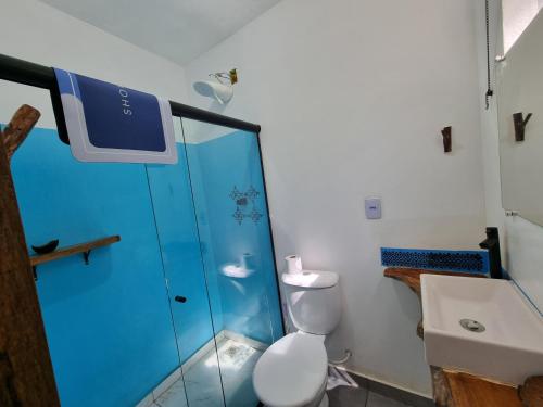 a bathroom with a shower and a toilet and a sink at Suíte de Marcio in Itacaré