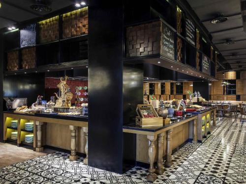 Khu vực lounge/bar tại Pullman Ciawi Vimala Hills Resort