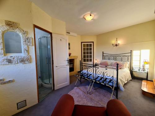 Postel nebo postele na pokoji v ubytování Tower Apartment Sarlat