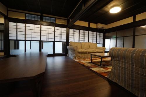 un soggiorno con due divani e un tavolo di Katata Biwa House a Otsu