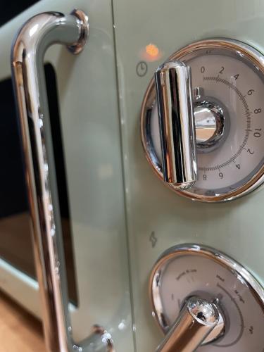 een close-up van een keukenapparaat met een knop bij Urban Capsule in Dresden