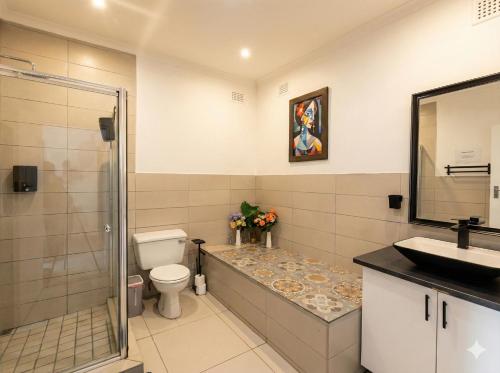 un bagno con wc, lavandino e doccia di Rembrandt a Ballito