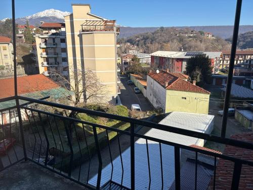 Cảnh núi rừng hoặc tầm nhìn ra núi từ căn hộ