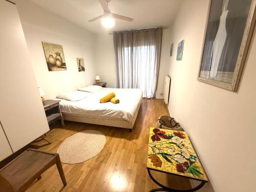 a small room with a bed and a table at t3 cagnes sur mer in Cagnes-sur-Mer