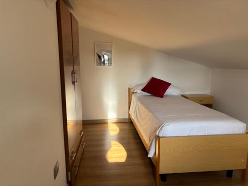 Giường trong phòng chung tại RESIDENZE PLANET - mansarda Terzo piano - Premium Villas