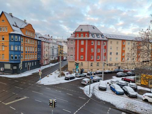 een stadsstraat met auto's geparkeerd voor gebouwen bij Eastside - Privatzimmer in geteilter Wohnung mit Gemeinschaftsbad in Stuttgart