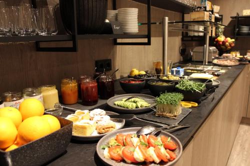 een buffet met veel gerechten op een aanrecht bij Pension Michael in Saalbach Hinterglemm