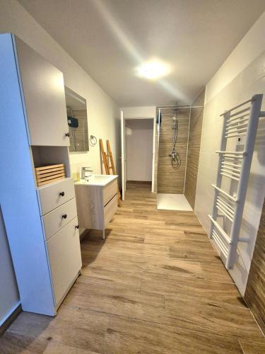 Phòng tắm tại Bel appartement 3 piece