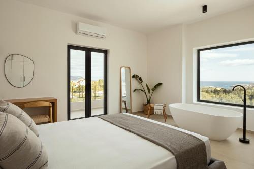 Giường trong phòng chung tại Villa Leone Luxury Living with Sea Views and Pool