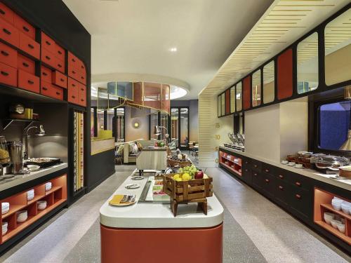 Kuchyň nebo kuchyňský kout v ubytování ibis Styles Jakarta Tanah Abang