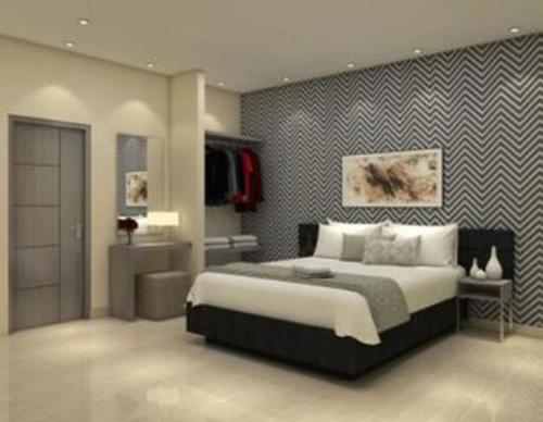 a bedroom with a large bed in a room at Smart Budget Hotel in Stasiun Tawang