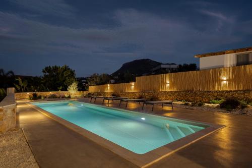 Hồ bơi trong/gần Villa Leone Luxury Living with Sea Views and Pool