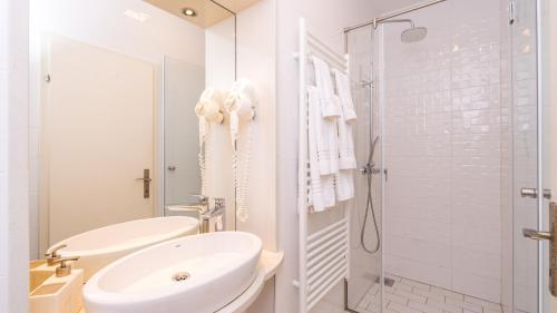 un bagno bianco con lavandino e doccia di Villa None Kate by Villas Guide a Dubrovnik