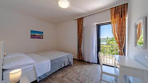 En eller flere senge i et værelse på Villa Angela by Villas Guide