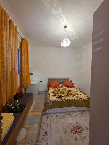 una camera da letto con un letto in una stanza di Green Oasis a Tirana