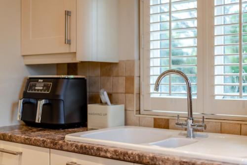 eine Küchentheke mit einer Spüle und einem Toaster in der Unterkunft 1 Bed in Pluckley oc-a29239 in Smarden