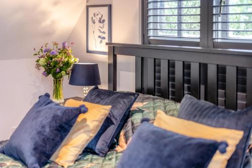 ein Schlafzimmer mit einem Bett mit einer Blumenvase in der Unterkunft 1 Bed in Pluckley oc-a29239 in Smarden