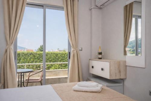 een slaapkamer met een bed en een raam met uitzicht bij Maritina Apartments in Ixia