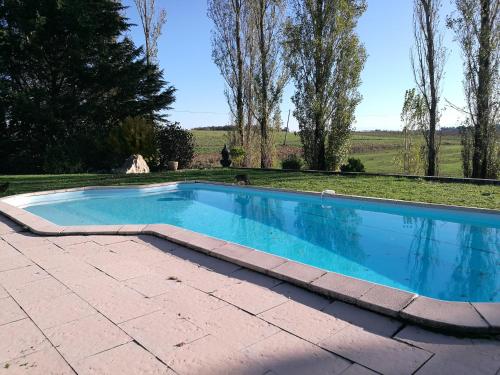 een zwembad met een bakstenen loopbrug eromheen bij la chambre gourmande, en Richard in Auriac-sur-Vendinelle