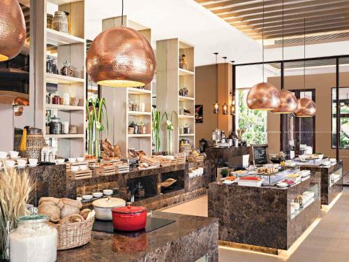 a large kitchen with aasteryasteryasteryasteryasteryasteryasteryasteryasteryasteryastery at Mövenpick Asara Resort & Spa Hua Hin in Hua Hin