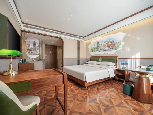 Postel nebo postele na pokoji v ubytování Nost algia S Hotel Tianjin Ancient Culture Street & The Five Avenues