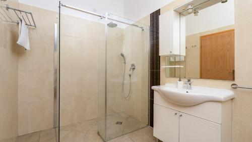 een badkamer met een glazen douche en een wastafel bij Villa Dia by Villas Guide in Dubrovnik