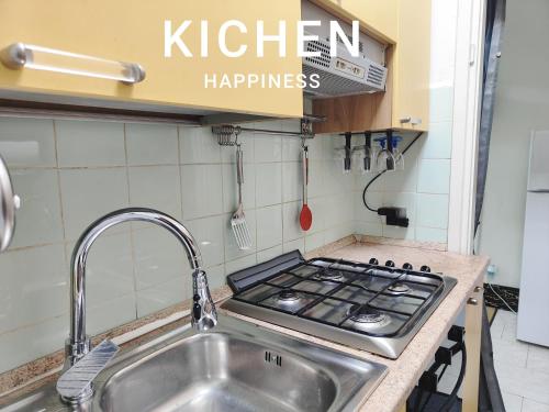 een keuken met een spoelbak en een fornuis bij FARISHTAs house two bedroom apartment in Corsico