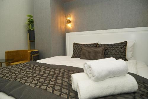 una camera da letto con un letto con asciugamani bianchi sopra di Park Milano Hotel a Smirne