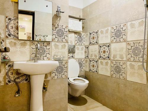 Et badeværelse på Hotel November 1 Min from Zirakpur bus stand