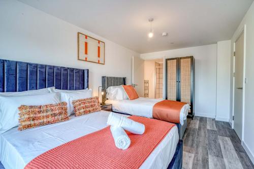 two beds in a hotel room with two beds at 1-BR Flat in Eccles - 1 Minute Walk to Train & Tram Station - Sleeps 3 in Manchester