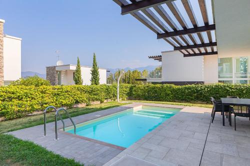 una piscina nel cortile di una casa di I Tesori di Minerva by Whale Homes a Manerba del Garda