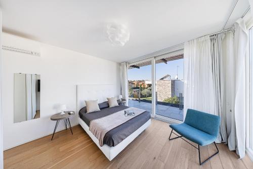 una camera da letto con un letto e una sedia blu di I Tesori di Minerva by Whale Homes a Manerba del Garda