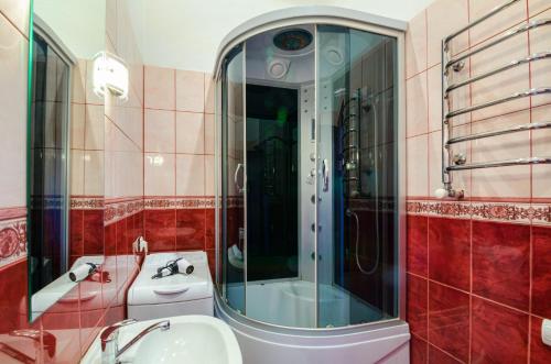 リヴィウにあるLEOGRAND Apartments on Kniazia Romana 26のバスルーム(シャワー、洗面台、トイレ付)