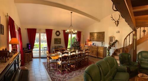 een eetkamer met een tafel en stoelen bij Le Wineck in Dambach